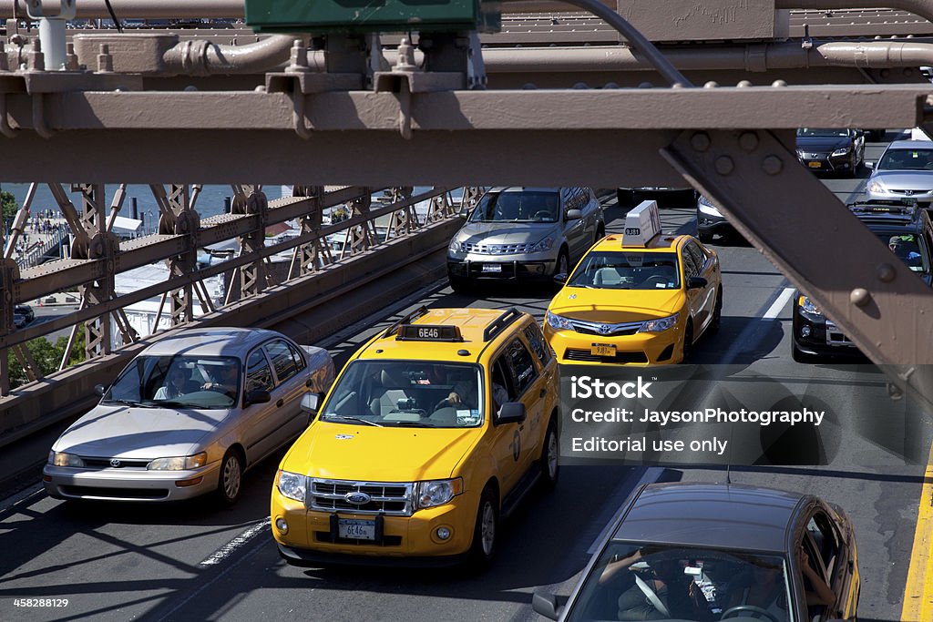 Tráfico en puente de Brooklyn en la ciudad de Nueva York - Foto de stock de Ciudad de Nueva York libre de derechos