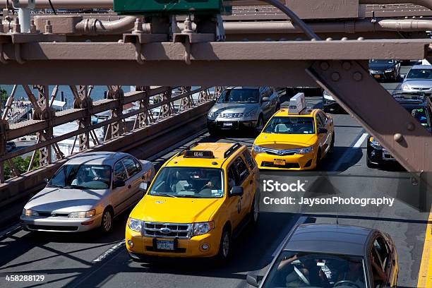 Tráfico En Puente De Brooklyn En La Ciudad De Nueva York Foto de stock y más banco de imágenes de Ciudad de Nueva York