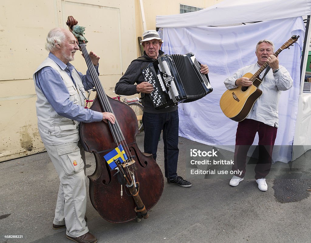 Gruppe von senior spielt Akkordeon Kontrabass und Gitarre. - Lizenzfrei Akkordeon - Instrument Stock-Foto