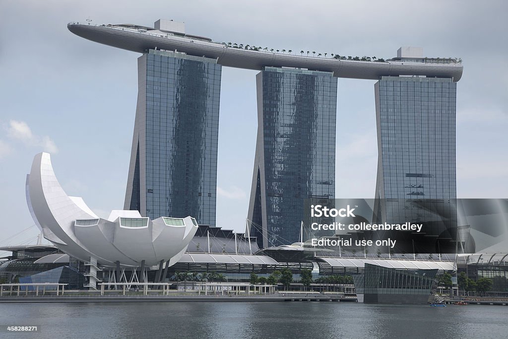 Marina Sands Hotel i ArtScience Muzeum w dzień - Zbiór zdjęć royalty-free (Architektura)