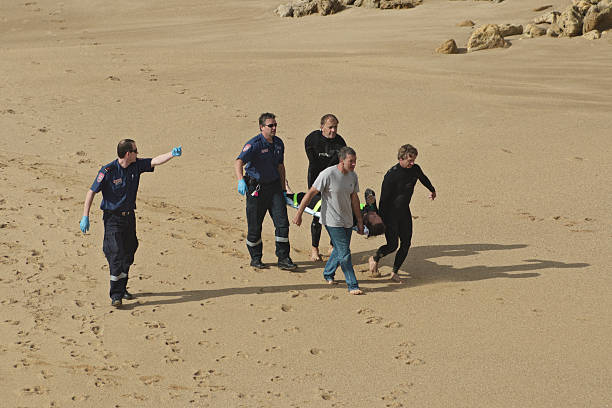 feridos resgate surfista - surf sand rock coastline - fotografias e filmes do acervo
