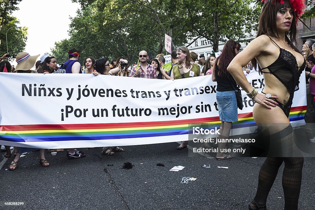 Dimostrazione presso la parata Gay Pride di Madrid - Foto stock royalty-free di Adulto
