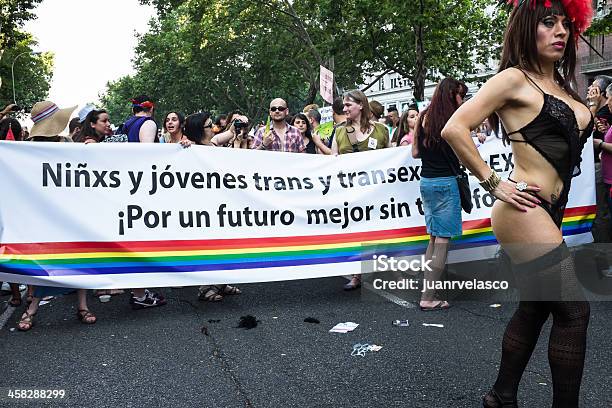 Dimostrazione Presso La Parata Gay Pride Di Madrid - Fotografie stock e altre immagini di Adulto - Adulto, Arcobaleno, Composizione orizzontale
