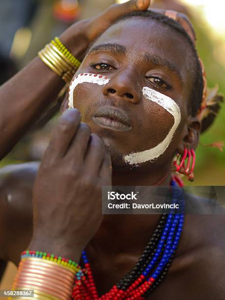 La Pintura Tradicional Foto de stock y más banco de imágenes de Ceremonia - Ceremonia, Cultura tribal africana, Adulto
