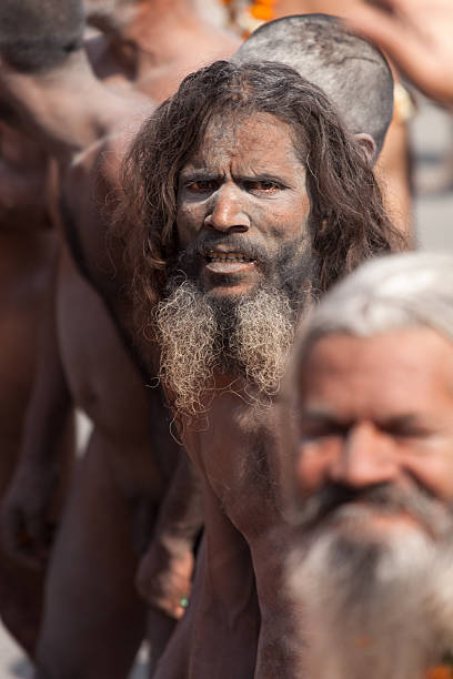 Naga Sadhu sul modo per il bagno nel Fiume Gange - foto stock