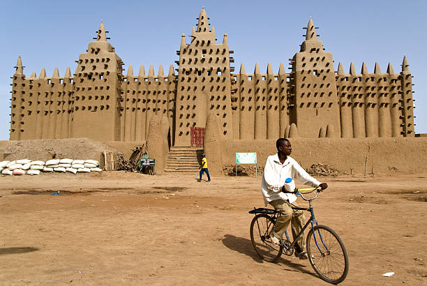 die große moschee von djenné. mali. afrika - dogon tribe stock-fotos und bilder