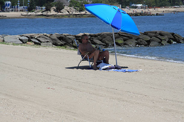 leitora ávida de - reading beach e reader men - fotografias e filmes do acervo