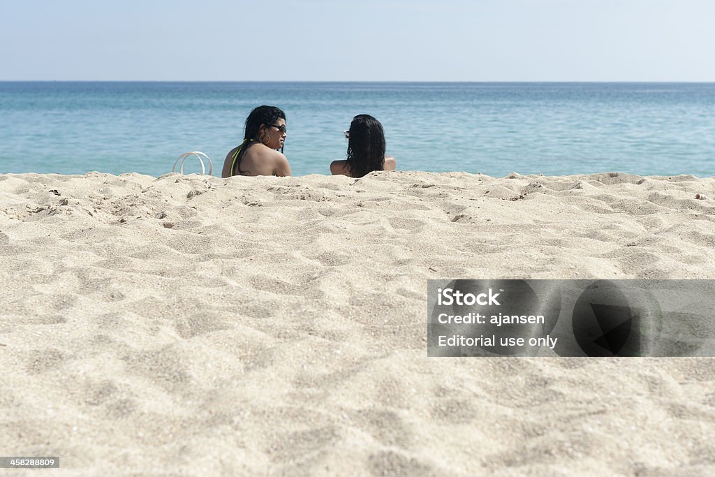 Deux femmes de Cuba sont assis sur la plage - Photo de Adulte libre de droits