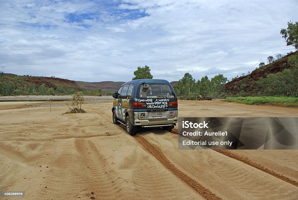 Van em Central Australia - Foto de stock de Território do Norte royalty-free