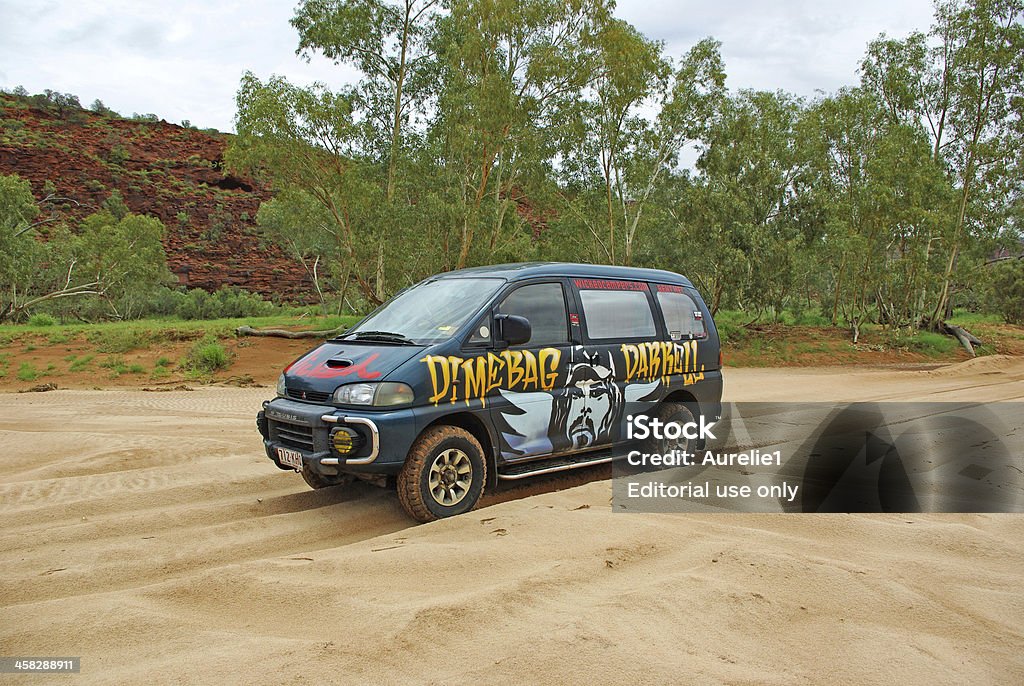 Van em Central Australia - Foto de stock de 4x4 royalty-free