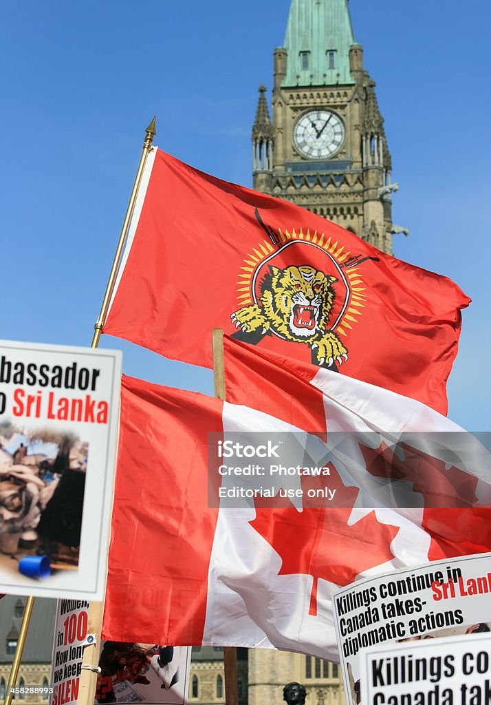 Tamil y Canadian Flags con la paz en el edificio Tower - Foto de stock de Aire libre libre de derechos