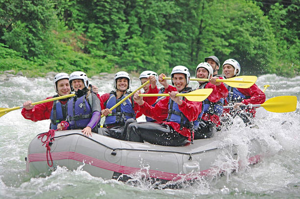 rafting - sports team sport rowing teamwork rafting fotografías e imágenes de stock