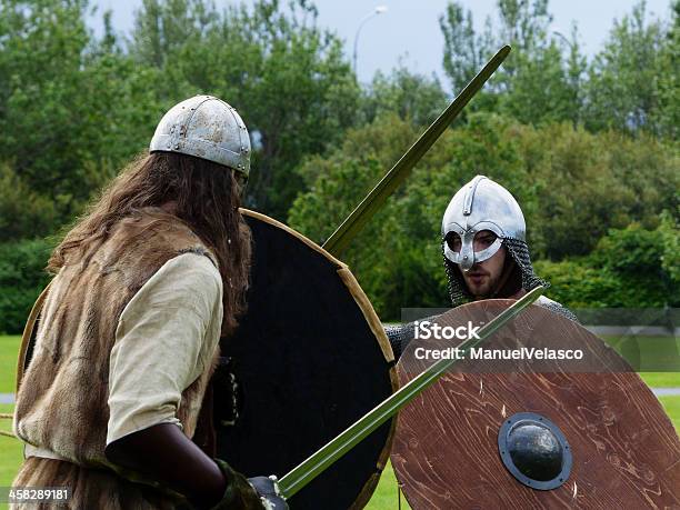 Viking Pojedynek - zdjęcia stockowe i więcej obrazów Broń - Broń, Dwie osoby, Fotografika