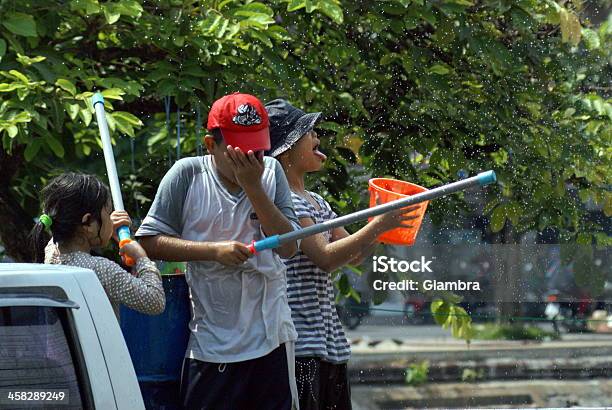 Songkran Giorni - Fotografie stock e altre immagini di Acqua - Acqua, Acqua potabile, Adulto