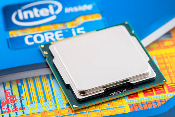 processador intel core i5 2500 k - close up small circuit board computer chip imagens e fotografias de stock
