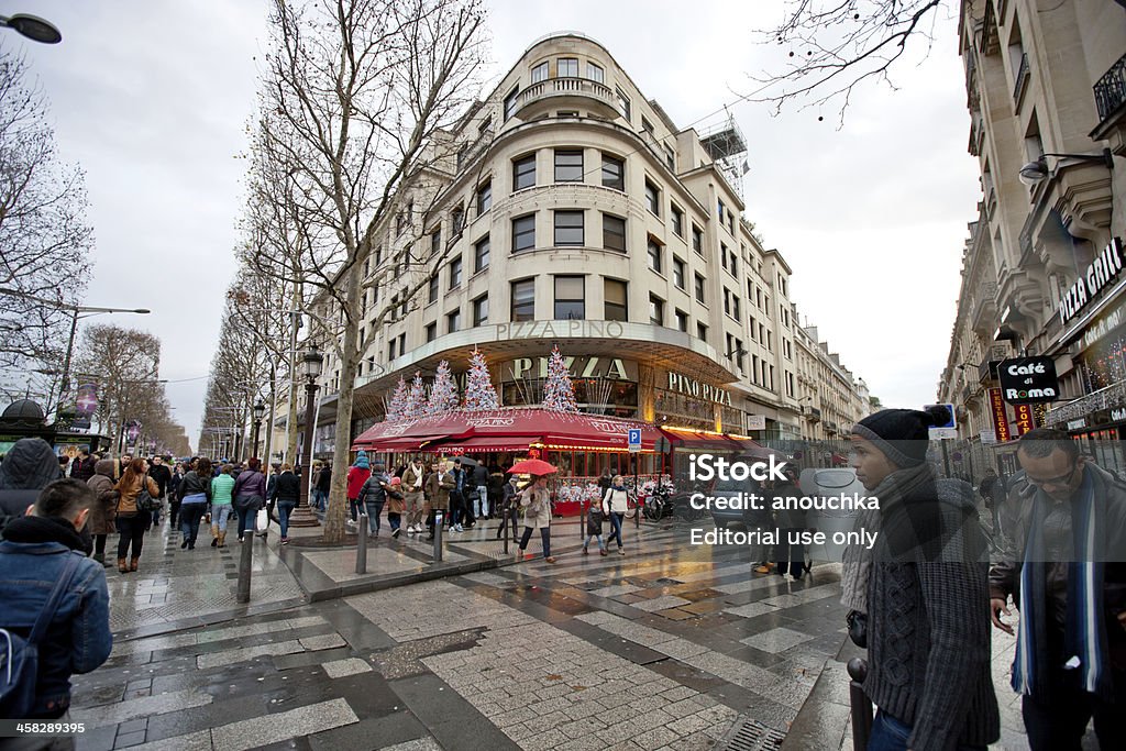 Las decoraciones de Navidad en el restaurante Pizza Pino, París - Foto de stock de Avenida de los Campos Elíseos libre de derechos