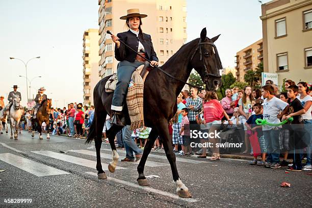 女性の乗馬で行進するにはアンダルシアの春のパレード - アンダルシア州のストックフォトや画像を多数ご用意 - アンダルシア州, ウマ, エディトリアル