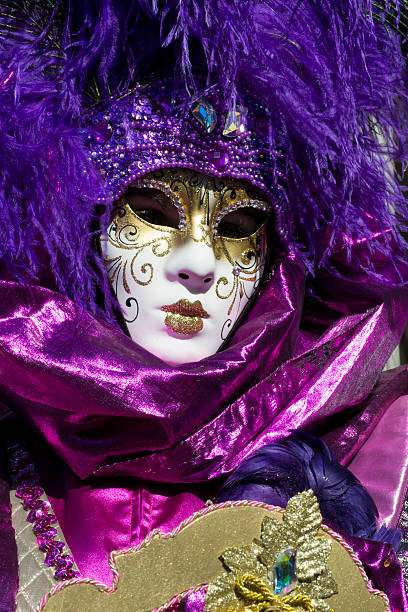 女性のパープルのポートレートベニスのカーニバルマスクで、2013 年 - mythology venice italy carnival mask ストックフォトと画像