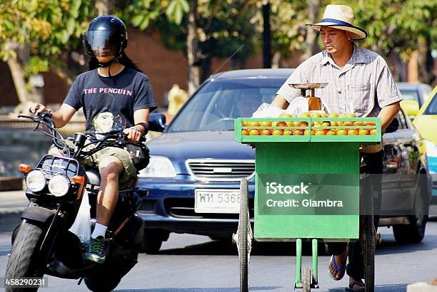 Cibo Di Strada - Fotografie stock e altre immagini di Adulto - Adulto, Ambientazione esterna, Bicicletta