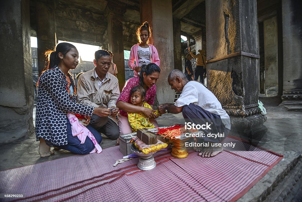 Shamans de la prière de bénédiction pour toute la famille - Photo de Angkor Wat libre de droits