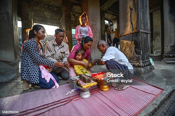 Shamans Oração De Benção Para A Família - Fotografias de stock e mais imagens de Angkor Wat - Angkor Wat, Antigo, Arcaico