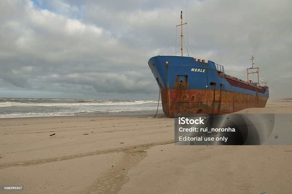 Embarrancado barco de carga en Torreira beach - Foto de stock de 2013 libre de derechos