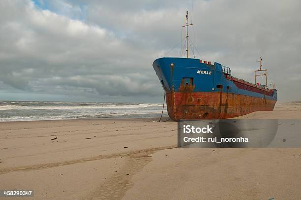 Embarrancado Barco De Carga En Torreira Beach Foto de stock y más banco de imágenes de 2013 - 2013, Accidentes y desastres, Agua pluvial