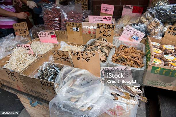 Foto de Nyc Mercado Chinês De Peixe Salgado Em Chinatown Da Mott Street e mais fotos de stock de 2012