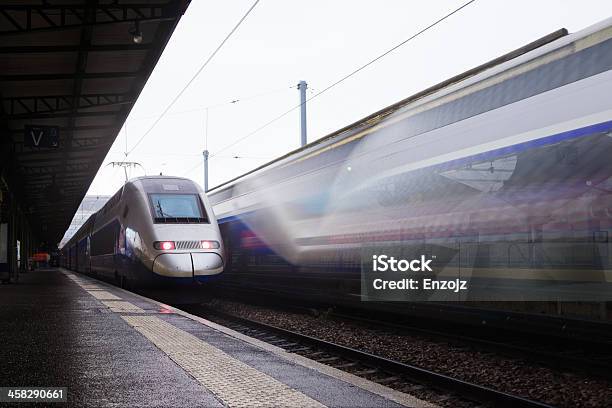 Salida Del Tren Tgv Foto de stock y más banco de imágenes de TGV - TGV, Movimiento borroso, Andén de estación de tren