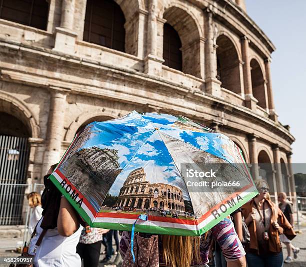 Turisti E Guida Dal Coliseum - Fotografie stock e altre immagini di Ambientazione esterna - Ambientazione esterna, Anfiteatro, Architettura