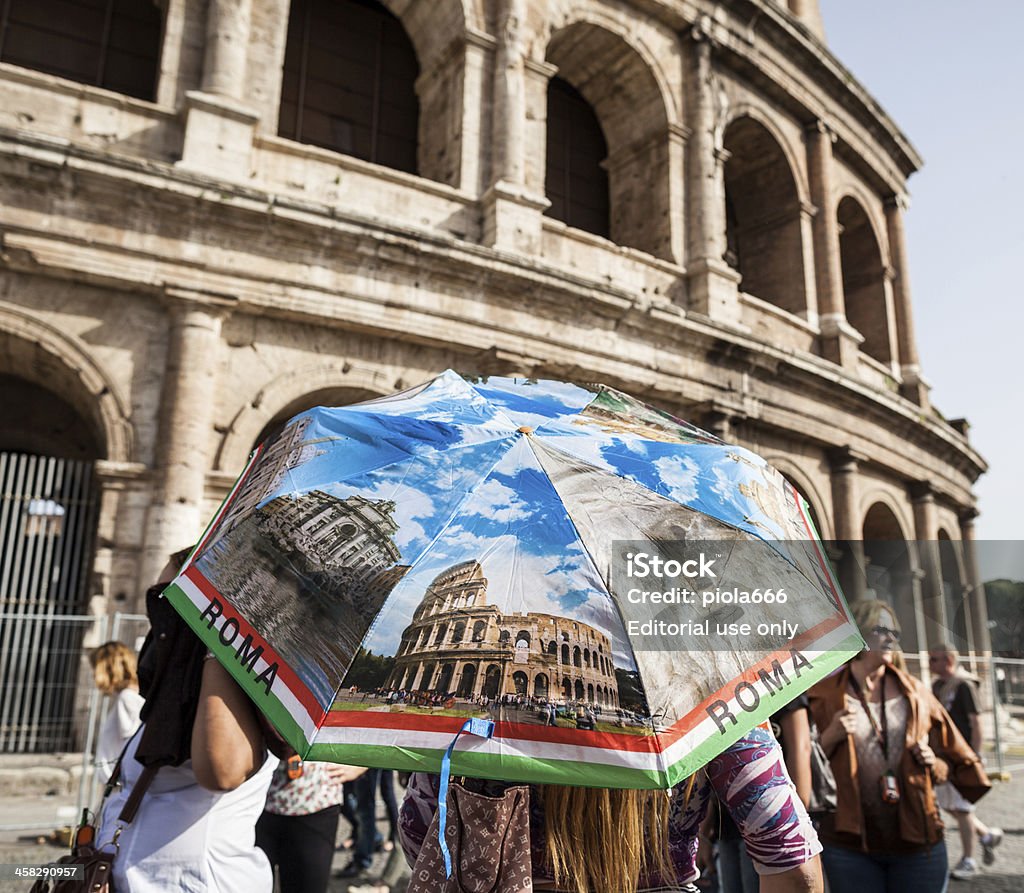 Turystów, jak i prowadnik przez Coliseum - Zbiór zdjęć royalty-free (Amfiteatr)