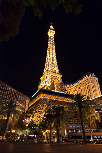 paris las vegas strip bei nacht - eiffel tower stock-fotos und bilder