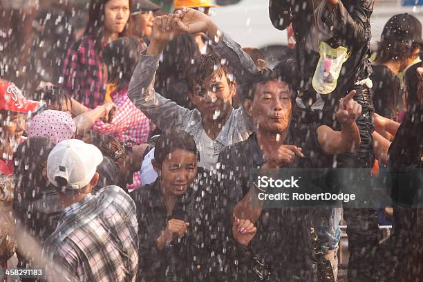 Thingyan Festival Del Agua Foto de stock y más banco de imágenes de Acontecimiento - Acontecimiento, Acontecimiento anual, Adulación