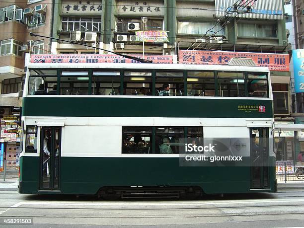 Doubledecker Tramwaj W Blady Chai Hong Kong - zdjęcia stockowe i więcej obrazów Autobus dwupoziomowy - Autobus dwupoziomowy, Azja Wschodnia, Azjaci