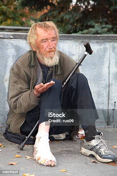 Bezdomny - zdjęcia stockowe i więcej obrazów Bezdomność - Bezdomność, Bieda - Problem społeczny, Choroba