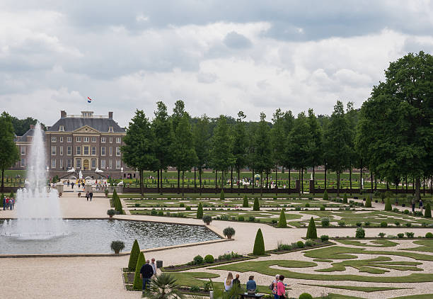 королевский дворец het loo в нидерландах - apeldoorn стоковые фото и изображения