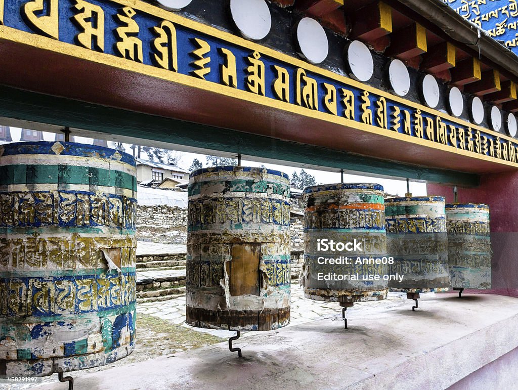 Utilizar las ruedas de oración en Tengboche monasterio de Nepal - Foto de stock de Aire libre libre de derechos