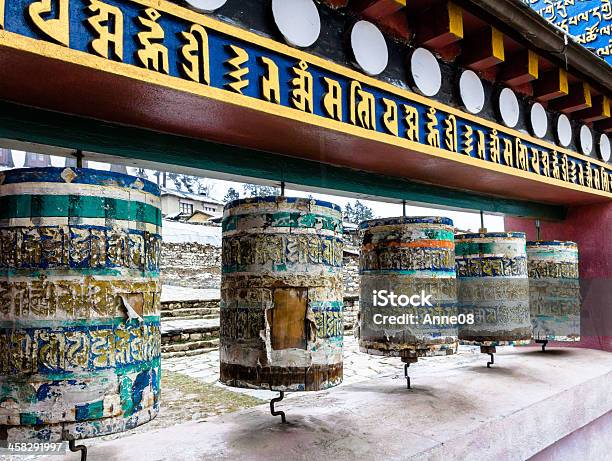 Utilizar Las Ruedas De Oración En Tengboche Monasterio De Nepal Foto de stock y más banco de imágenes de Aire libre