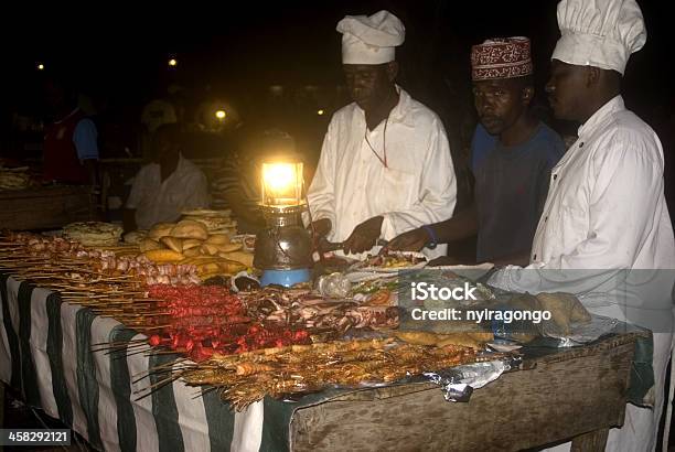 Noc Rynku Stone Miasto Zanzibar Tanzania - zdjęcia stockowe i więcej obrazów Ciemny - Ciemny, Czapka kucharza, Egzotyka