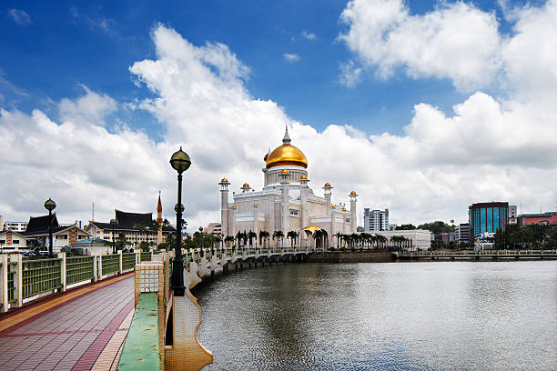 mezquita de omar alí saifuddien de brunei capital bandar seri begawan - bandar seri begawan fotografías e imágenes de stock