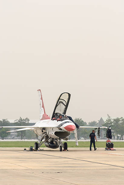 usaf thunderbirds アクセス、離陸準備をした - flying air vehicle performance airshow ストックフォトと画像