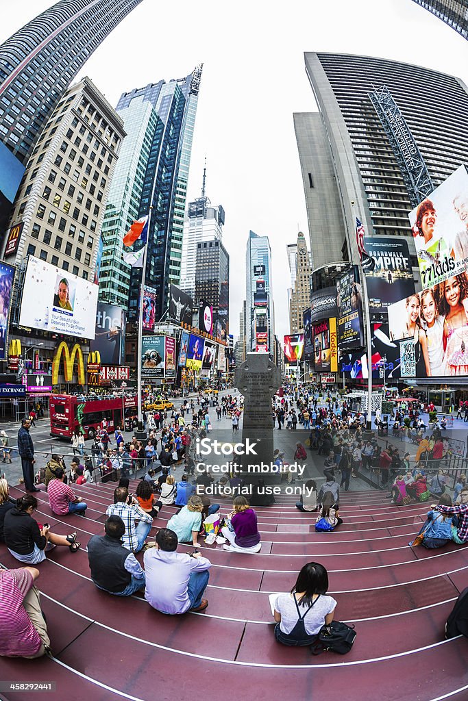 Personnes sur rouge, à quelques pas de Times Square, New York City - Photo de Architecture libre de droits