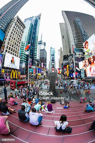 Photo libre de droit de Personnes Sur Rouge À Quelques Pas De Times Square New York City banque d'images et plus d'images libres de droit de Architecture