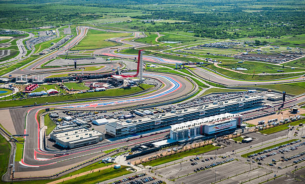 vue aérienne de la région d'austin avec motorsports hippodrome de premier plan - formula one racing photos et images de collection