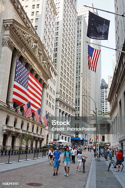 Foto de Bolsa De Nova York Em Wall Street e mais fotos de stock de Bandeira - Bandeira, Bandeira Norte-Americana, Bolsa de Valores de Nova York