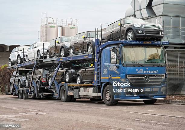 Foto de Autorack e mais fotos de stock de Caminhão articulado - Caminhão articulado, Carregamento - Frete, Carregar