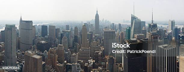 Foto de Panorama De Manhattan e mais fotos de stock de Alto - Descrição Geral - Alto - Descrição Geral, Arquitetura, Arranha-céu