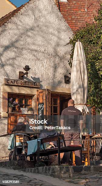 Photo libre de droit de Petit Pub Dans Le Centreville De Szentendre banque d'images et plus d'images libres de droit de Architecture - Architecture, Balcon, Bar