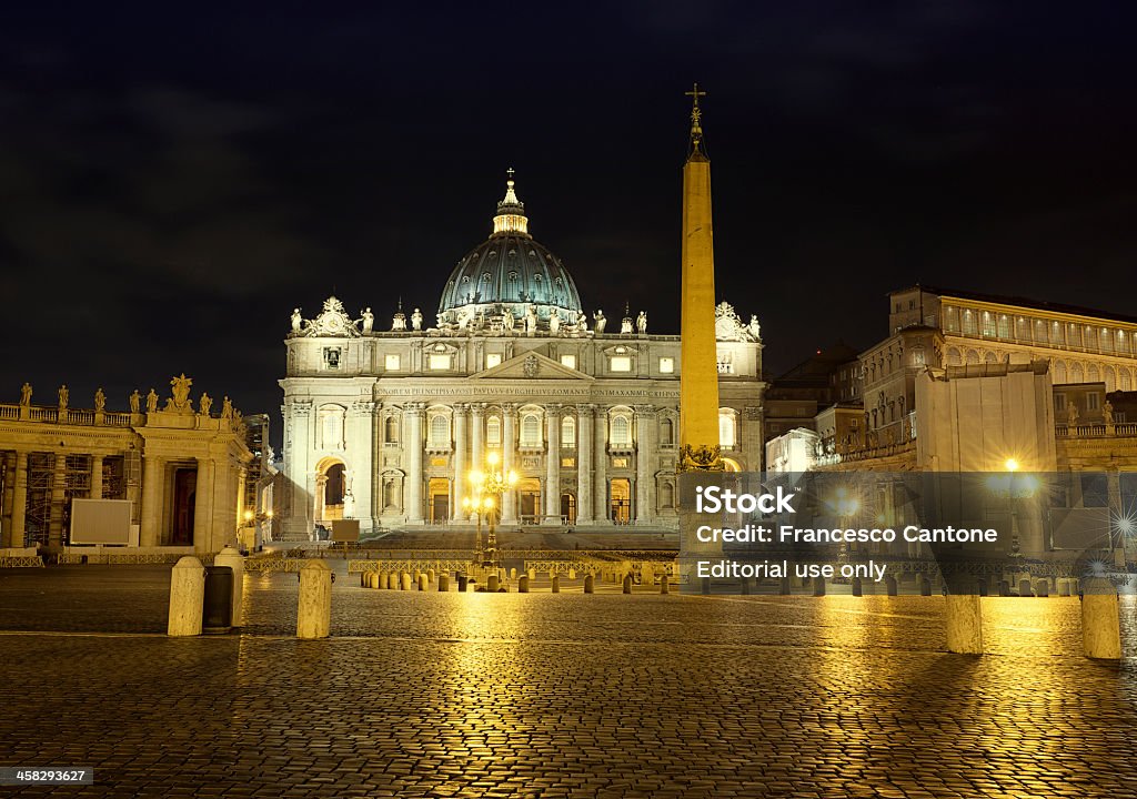 La basilique Saint-Pierre au Vatican, Rome de nuit - Photo de Antique libre de droits