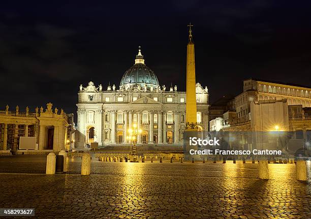 Photo libre de droit de La Basilique Saintpierre Au Vatican Rome De Nuit banque d'images et plus d'images libres de droit de Antique - Antique, Architecture, Basilique